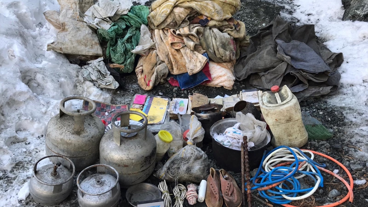 Operasyon kapsamında tespit edilen terör inleri imha edildi. 