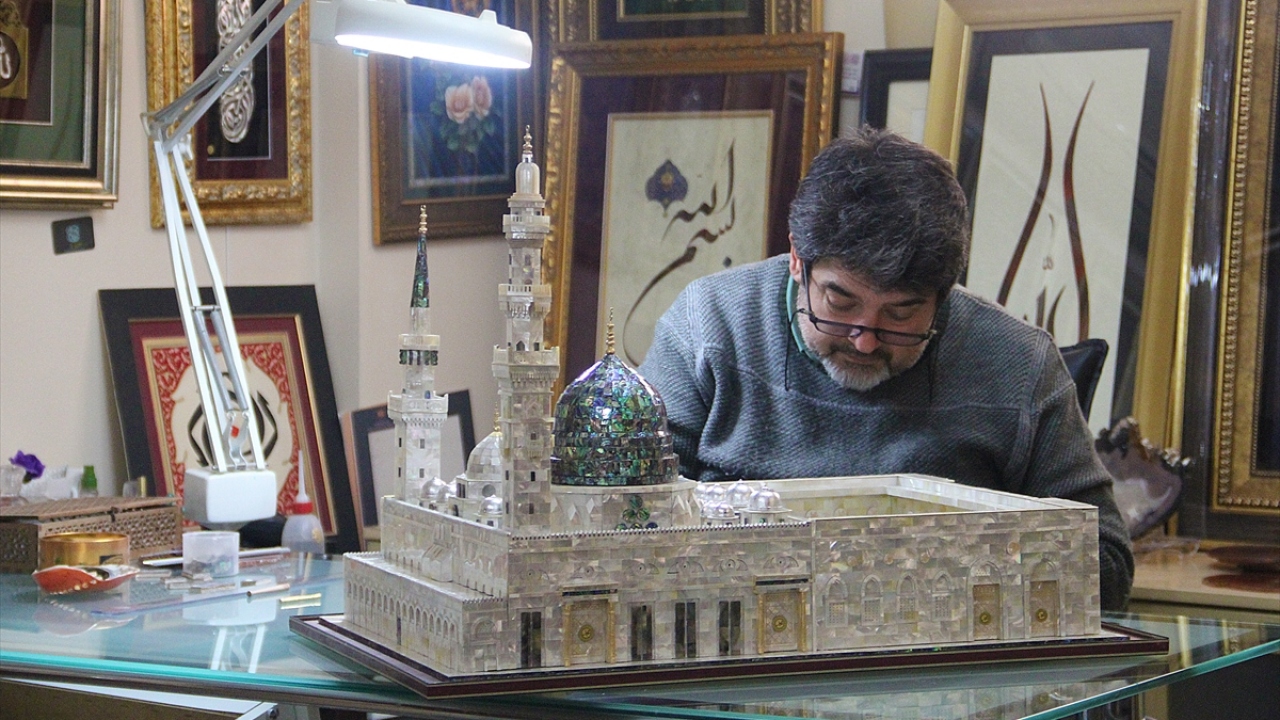 Maketin yapımı için 8 ay boyunca yoğun çaba harcayan Dikel, sonunda eserini tamamlamanın mutluluğunu yaşıyor. 