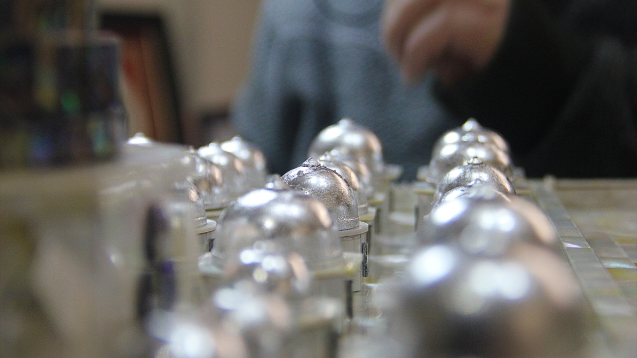 Yaklaşık 40 yıldır hat, tezhip, minyatür, oyma, naht ve ebru gibi sanat eserine ilgisinin olduğunu söyledi.