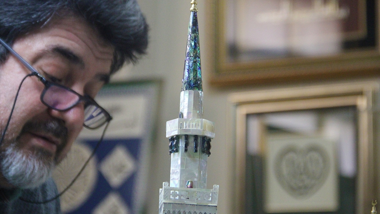 Mescid-i Nebevi`nin Osmanlı dönemindeki halini baz aldığını dile getiren Dikel, Peygamber Efendimizin istirahatgahını yapmanın kendisi için çok özel olduğunu ifade etti.