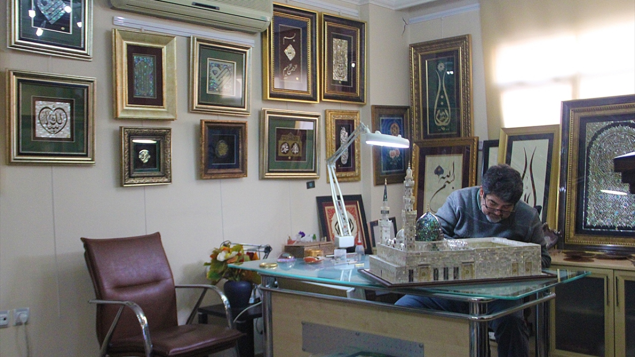 Maketin sanat camiasına müzelik bir eser olarak kalması temennisinde bulunan Dikel, "Eseri abdestsiz elime almadığını" ifade etti.