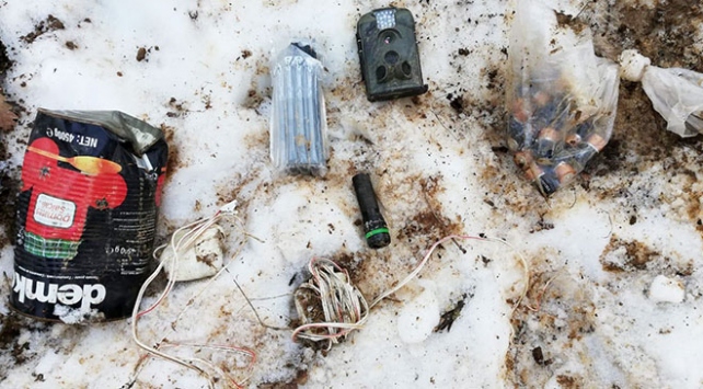 Bitlis'te PKK'lı teröristlere ait yaşam malzemeleri imha edildi