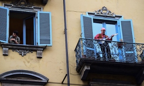Evde 4. gün: İtalyanlar pencerelerde birlikte marş söyledi