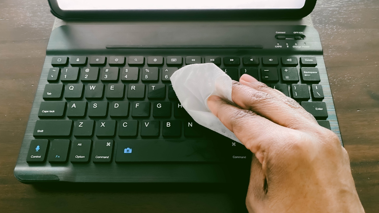 YANLIŞ: Enfekte yüzeyleri sadece su ile ya da ıslak mendil ile silmek yeterlidir.