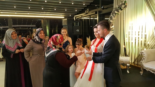 Düğüne gelen davetlilere dezenfektan tutuldu