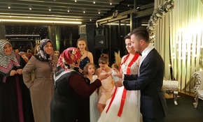 Gelin ve damat davetlileri dezenfektanla karşıladı