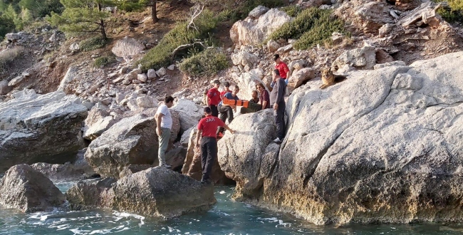 Muğlada kayalıklardan düşerek yaralanan Hollandalı turist kurtarıldı