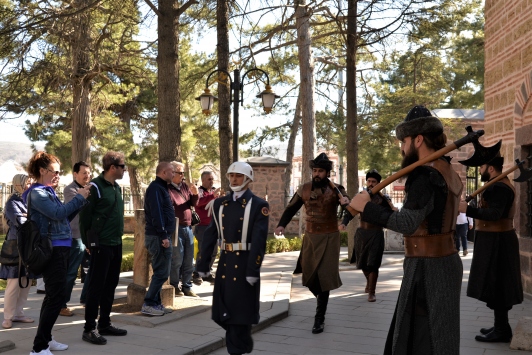 Ertuğrul Gazi Türbesine gelen ziyaretçiler Mehmetçik için dua etti