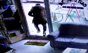 Fark etmediği cam kapıyı kırarak dışarı çıktı