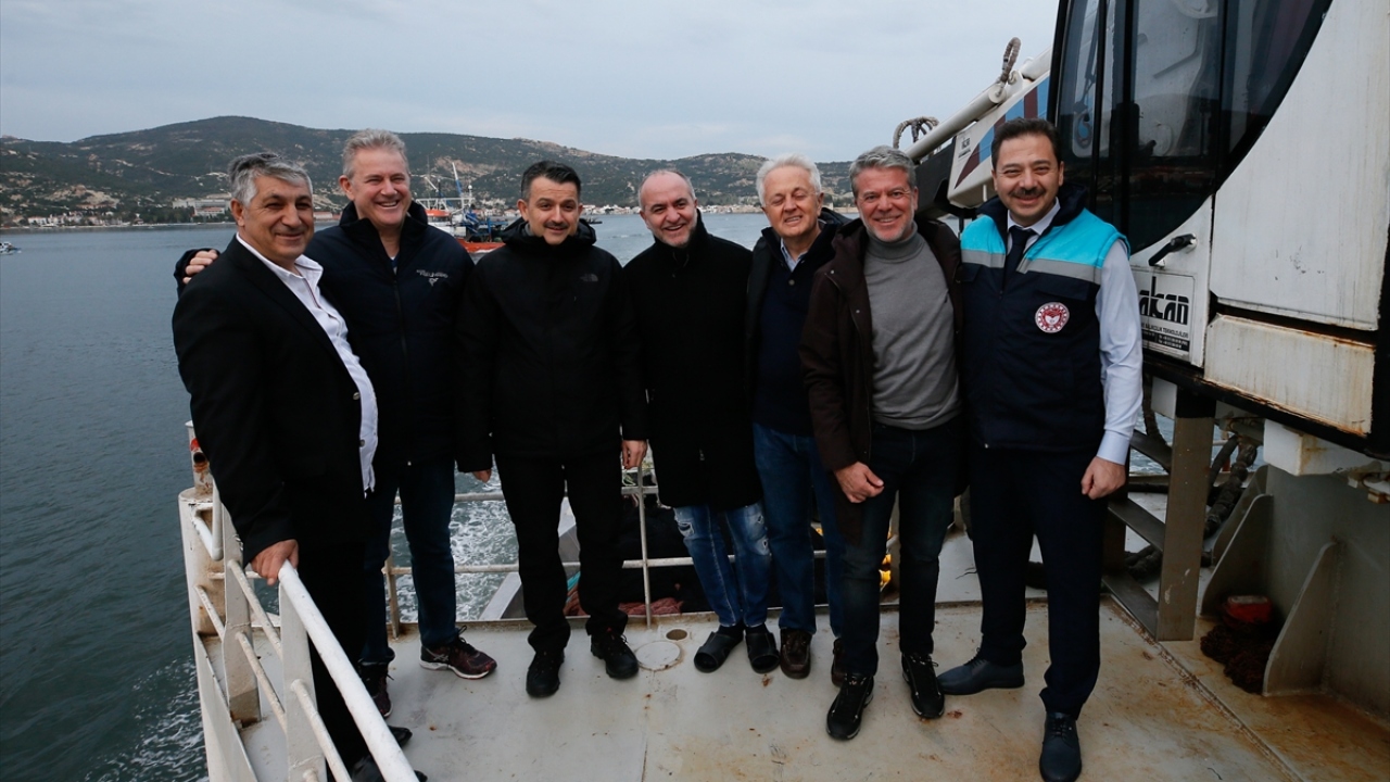 Pakdemirli, Eski Foça Limanı`nda demirli bulunan 44 metre uzunluğundaki "Avcı Baba" gırgırıyla Ege Denizi`ne açılarak balık avına katıldı.