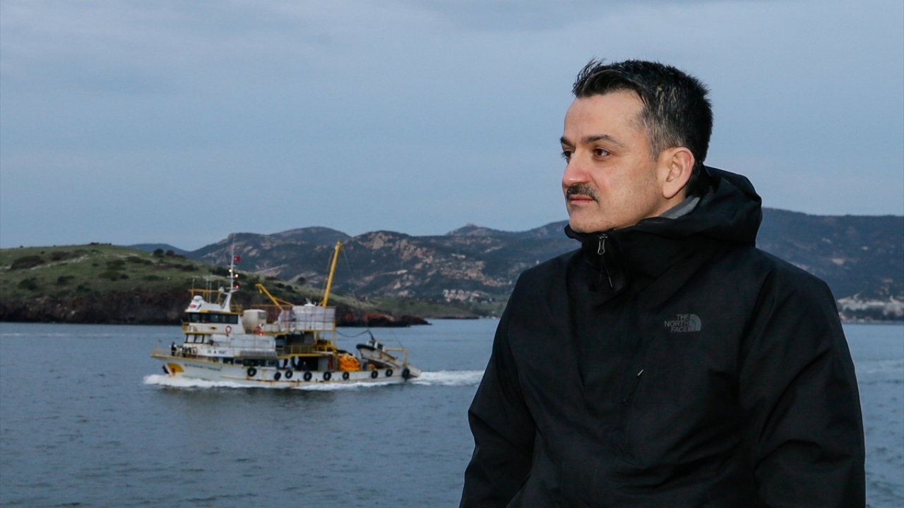 Gırgırda çalışan 30 tayfa tarafından karşılanan Bakan Pakdemirli, daha sonra geçtiği kaptan köşkünde teknenin kaptanı Ahmet Ali Avcı`dan devam eden av sezonu ile ilgili bilgiler aldı.