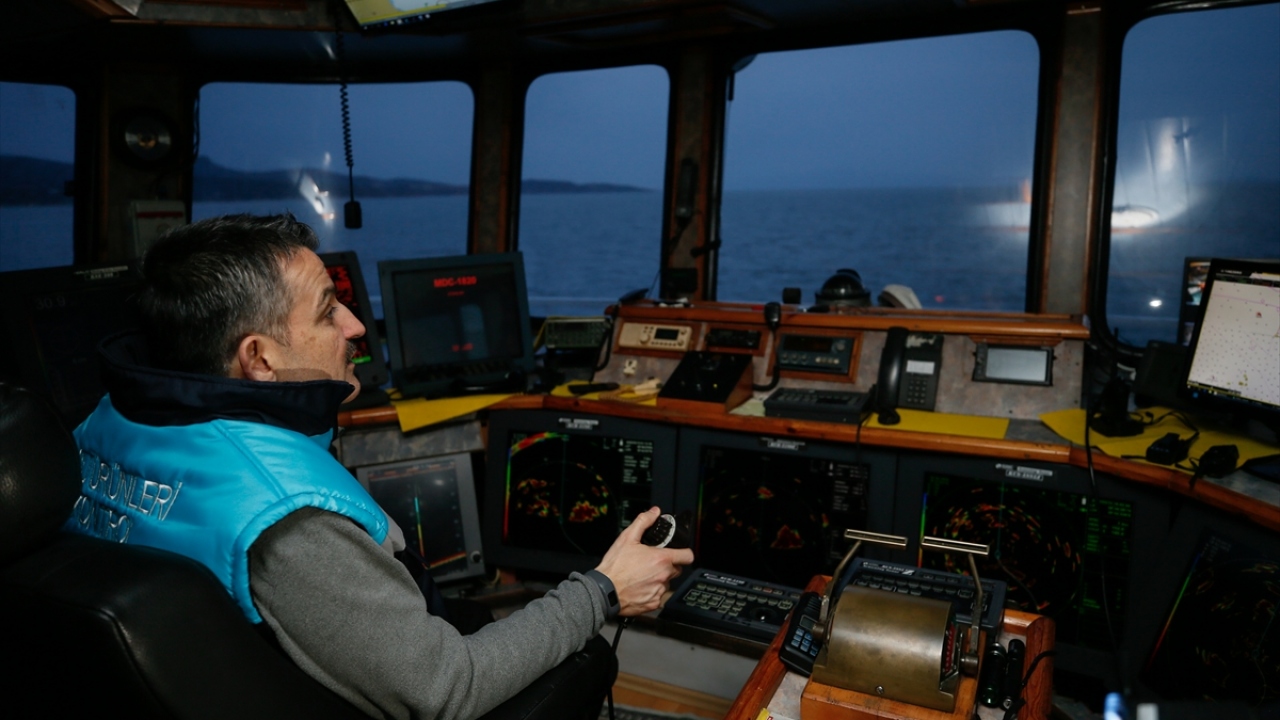 Avcı`nın yönlendirmesiyle bir süre teknede kaptanlık yapan Pakdemirli, telsizle çevrime girerek diğer teknelerin kaptanlarına "rastgele" dileğinde bulundu. 