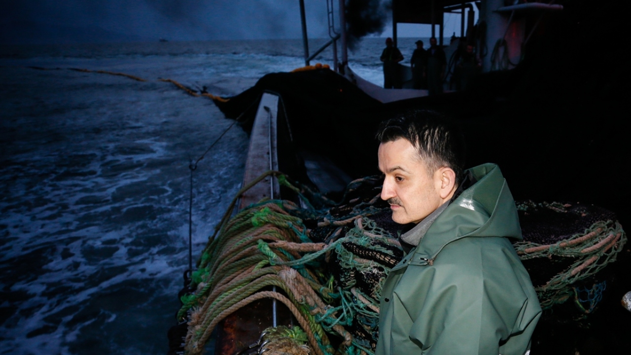 Teknede bulunan radarlardan balık sürüsünün bulunduğu alanın tespit edilmesinin ardından Pakdemirli, yağmurluk, çizme ve eldiven giyerek tayfayla teknede ağların bulunduğu kısma gitti.