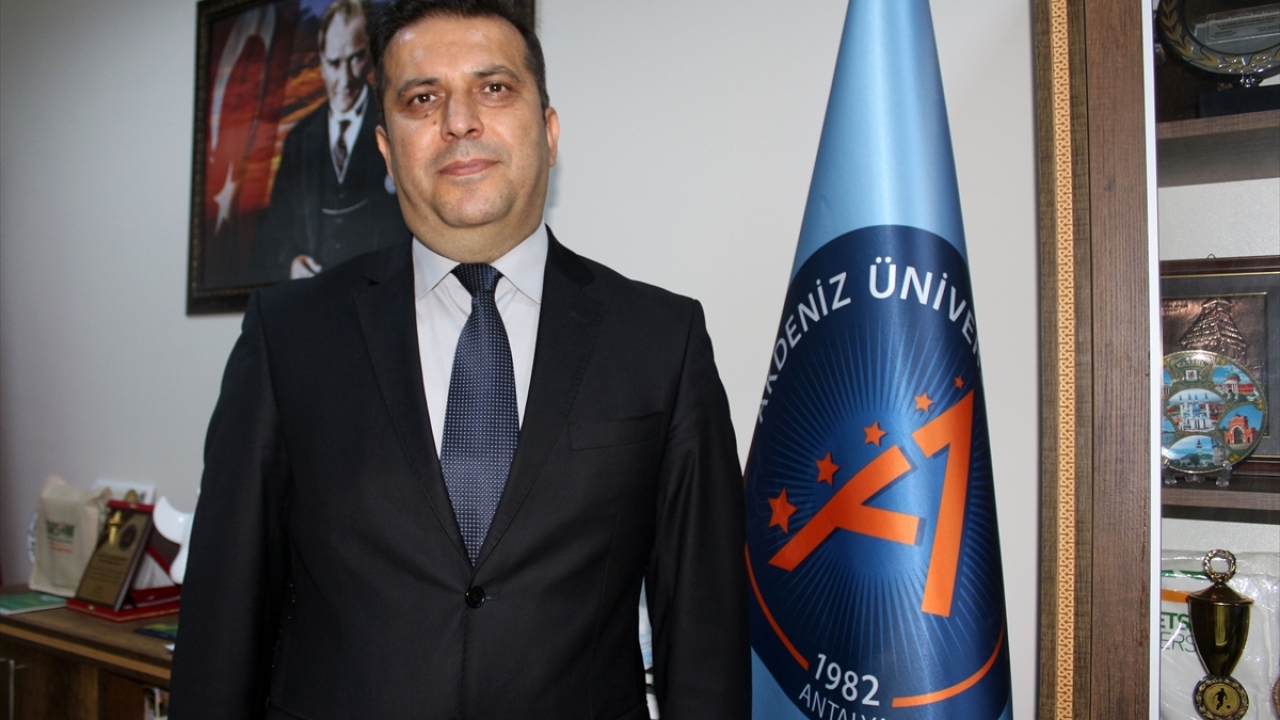 Ziraat Fakültesi Dekanı Prof. Dr. Davut Karayel, fakültenin 1983`te kurulmasının hemen ardından çiftliğin de inşa edildiğini söyledi.