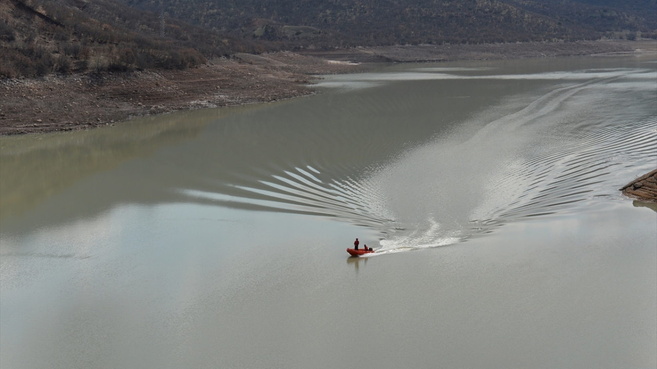 Aralıklarla etkili olan yağmur ve göldeki görüş mesafesinin yetersiz olması nedeniyle dalış yapamayan ekipler, botlarla Sarı Saltuk Viyadüğü ile baraj gövdesinin bulunduğu bölge arasındaki alanda göl yüzeyinde arama çalışmalarını sürdürdü.