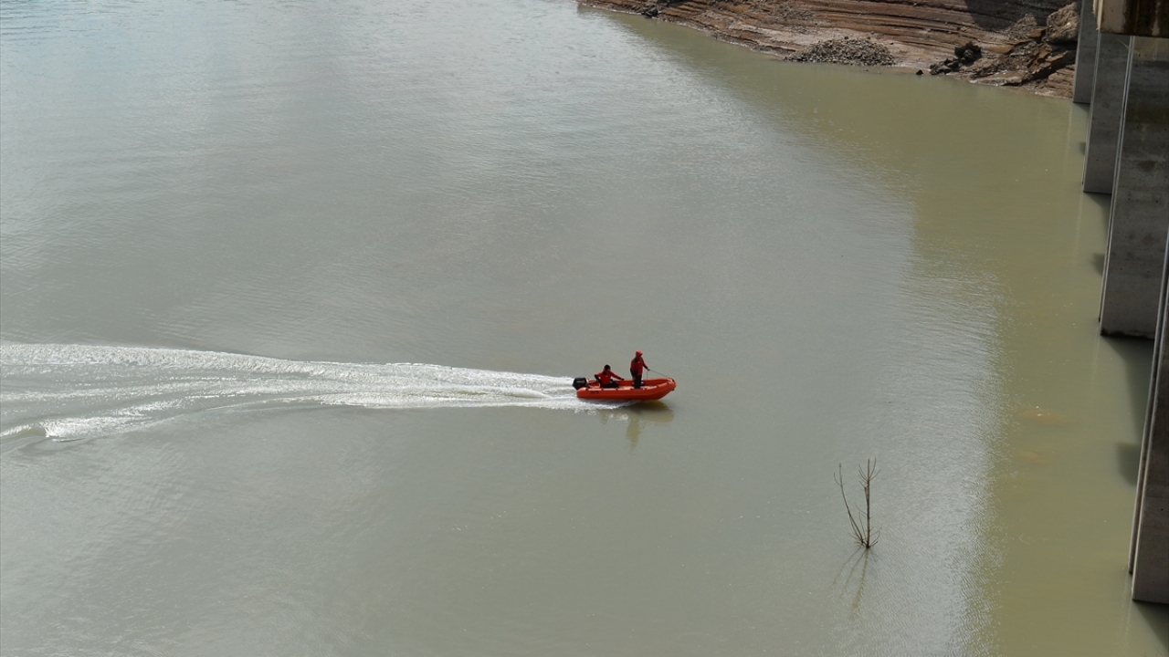 Genç kızın arkadaşlarıyla görüşen ve cep telefonu sinyallerini izleyen ekipler, çalışma başlatmıştı.