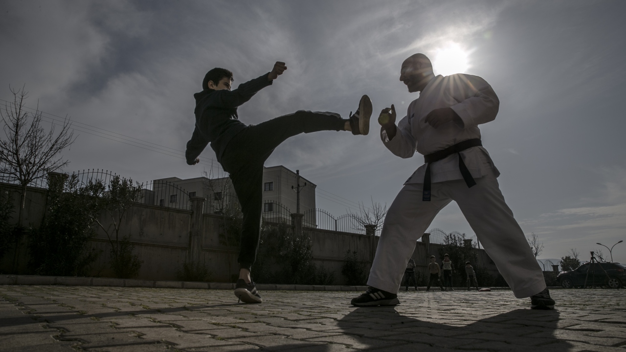 Ülkesindeki iç savaş nedeniyle Türkiye`ye sığınan Suriyeli eski milli karateci Nazhan Hamad, Hatay`ın Reyhanlı ilçesinde Suriyeli yetimler ile Türk çocuklara gönüllü karate eğitimi veriyor. 