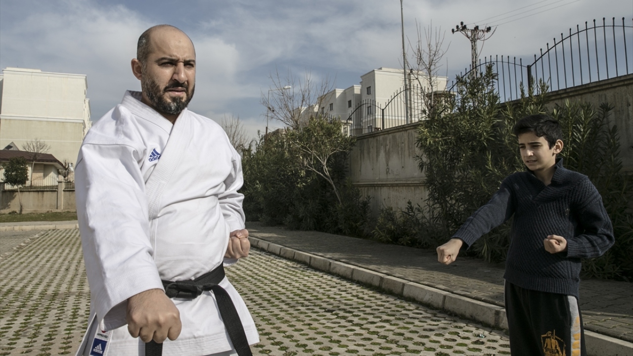 Hamad (36), yaptığı açıklamada, ilahiyat fakültesi mezunu olduğunu ve aynı zamanda karateyle ilgilendiğini söyledi.