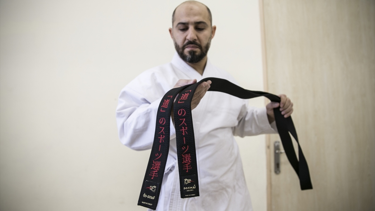 Suriye`de iki yıl kadar imamlık yaptığını ancak en büyük tutkusu olan karateden hiç vazgeçmediğini dile getiren Hamad, milli takımda yer aldığı ülkesinde 3 altın, 2 gümüş, 1 de bronz madalyasının bulunduğunu kaydetti.