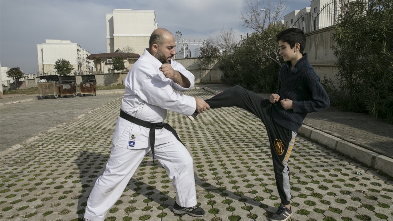 Hamad, gönül verdiği spordan sığındığı Hatay`da da vazgeçemediğini, haftanın belli günleri antrenman yapmasının yanı sıra Türk ve Suriyeli 20 çocuğa da karate eğitimi vermeye çalıştığını kaydetti.