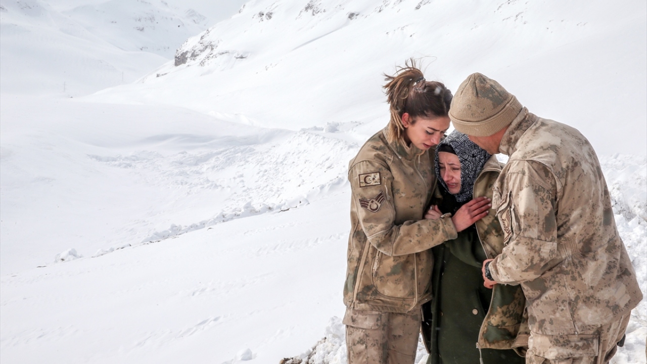 Talebi kabul eden Jandarma Genel Komutanlığı, farklı illerde yaşayan aileleri uçakla Van`a götürdü.