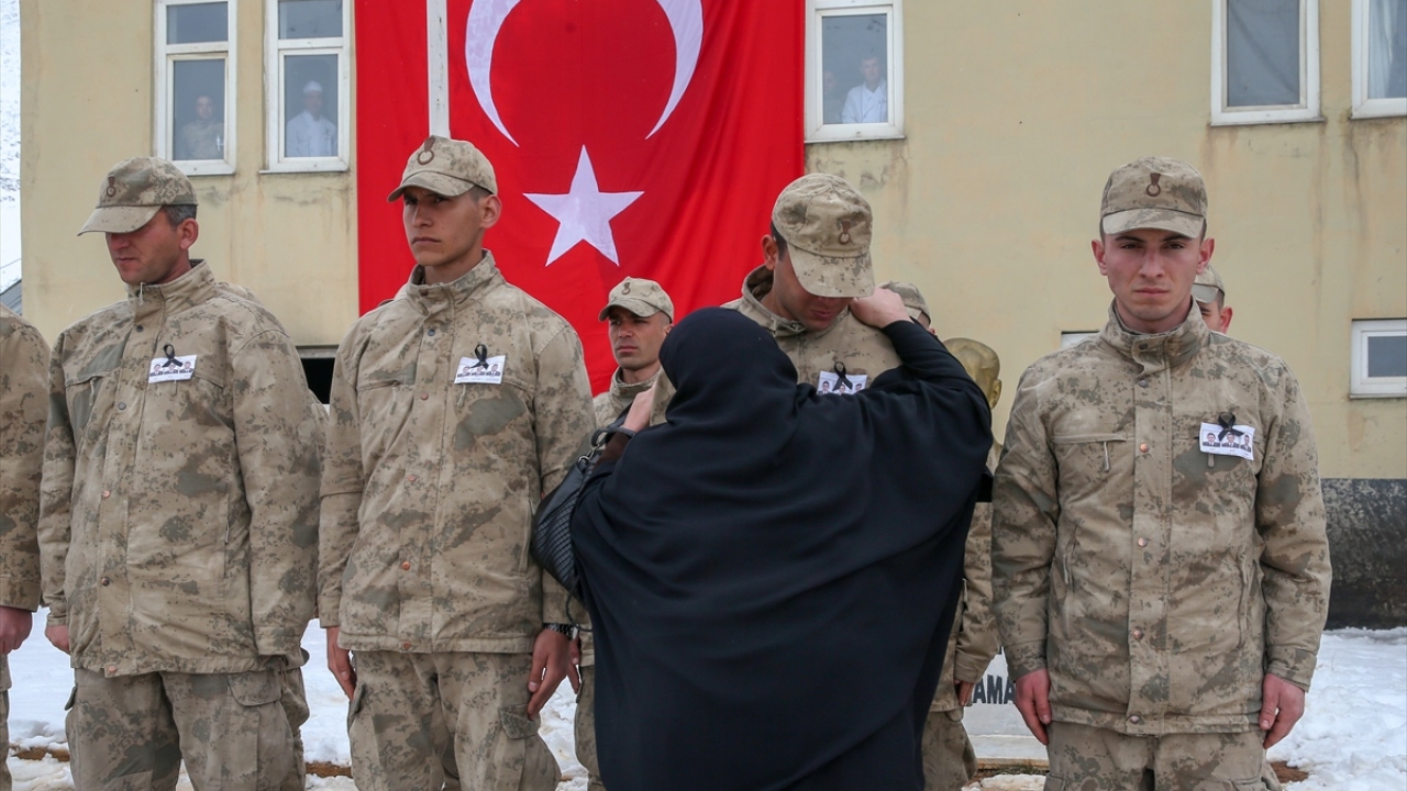 Sabah saatlerinde çığın düştüğü Bahçesaray kara yoluna giden aileler, çocuklarının şehit olduğu yerde duygusal anlar yaşadı, gözyaşı döktü.