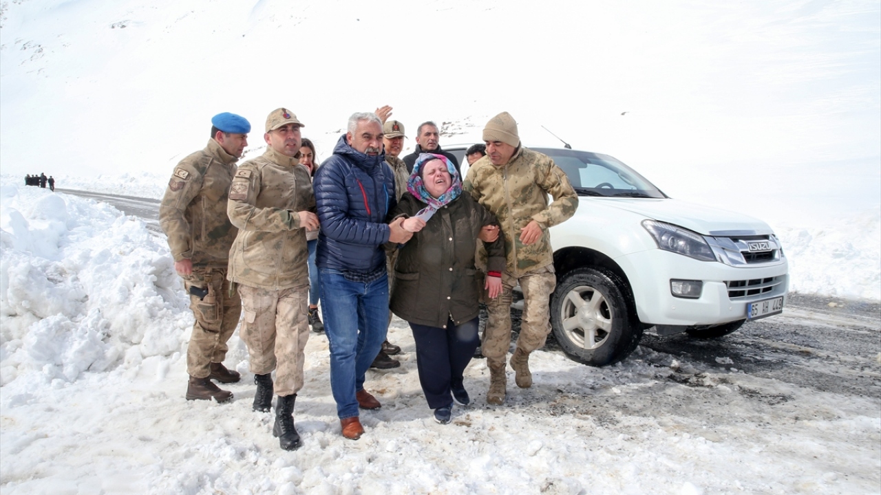 Şehitler için kurbanların kesildiği programda Tuğgeneral Yiğit ve komutanlar, acılı ailelere Kuran-ı Kerim ve Türk bayrağı hediye etti.