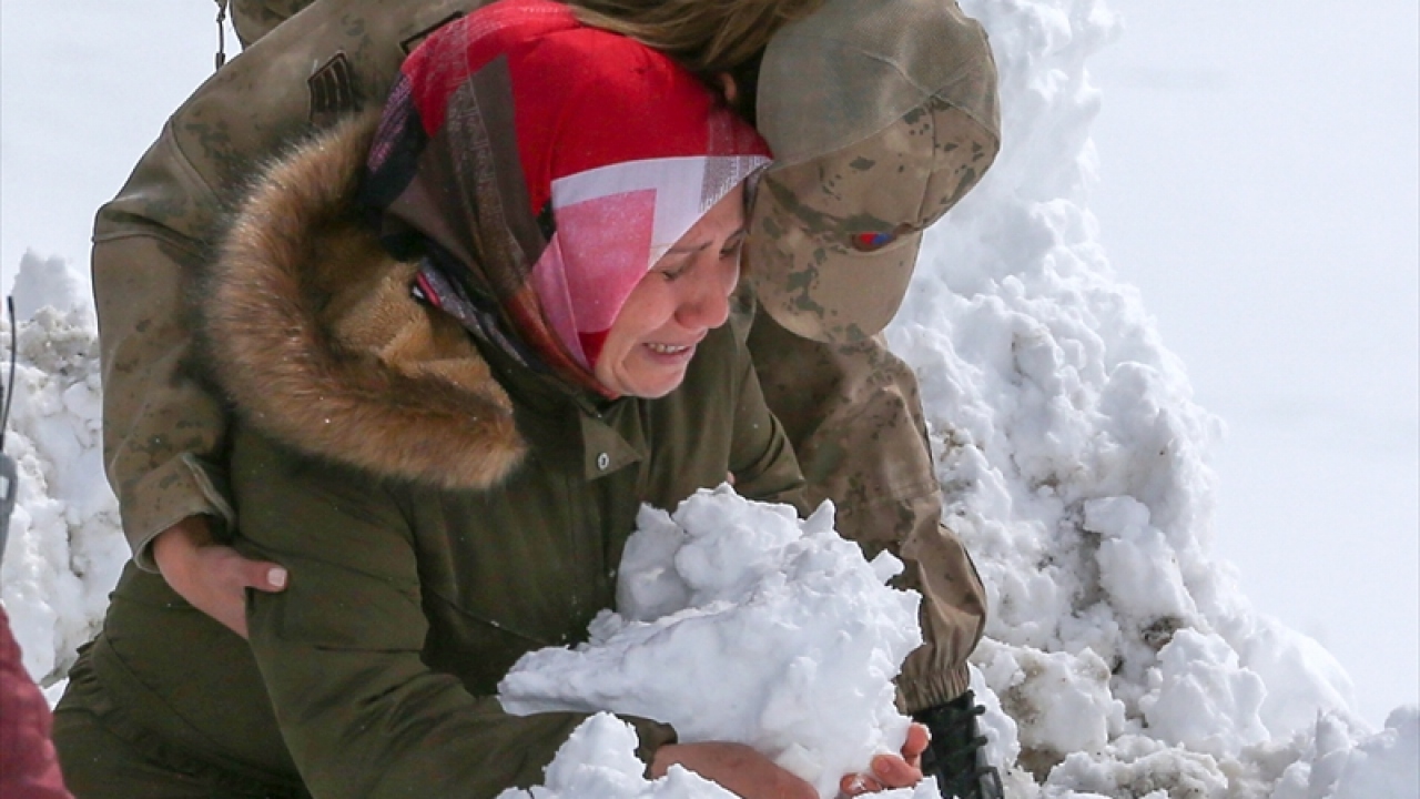 İl Jandarma Komutanı Tuğgeneral Yüksel Yiğit`ten olayla ilgili bilgi alan aileler, ardından çocuklarının görev yaptığı İlçe Jandarma Komutanlığı ile Yukarı Narlıca, Kayaboğazı karakollarını ziyaret etti.