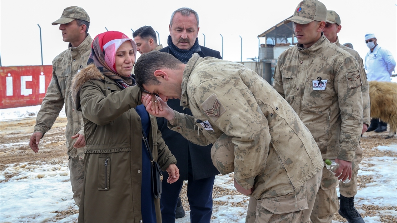 Kur`an-ı Kerim tilavetinin ardından şehitler için dua eden aileler, evlatlarının silah arkadaşlarıyla bir araya geldi, sohbet etti.