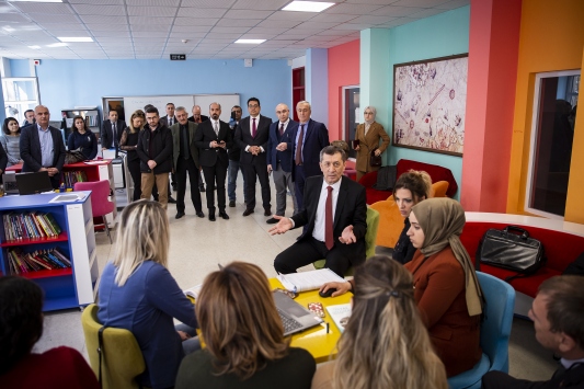 Uzaktan eğitimde ilk dersi Bakan Ziya Selçuk verecek