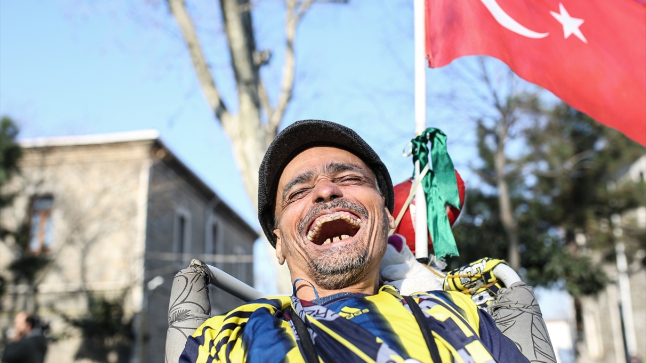 Yatağa bağımlı erkeklerin kaldığı Daire 8`de yaşamını sürdüren Esenyel, koyu bir Fenerbahçe taraftarı. 