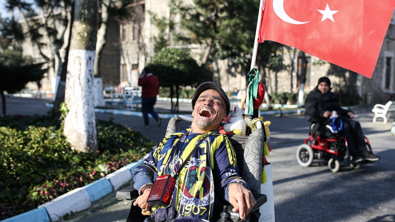 Fenerbahçe`nin hiçbir maçını kaçırmayan Esenyel, akülü sandalyesini ve yattığı yatağın etrafını da forma ve takımının renkleriyle donatmış. 