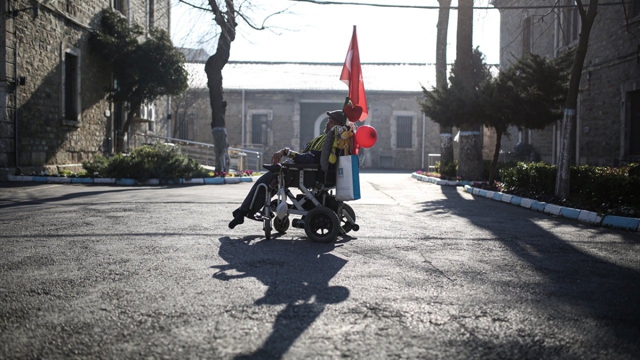 Engelli olduğu için akülü sandalye kullanan Esenyel, yanından hiç ayırmadığı müzik kutusunu her sabah kalkınca boynuna takıp Darülaceze`nin bahçesinde geziniyor. 