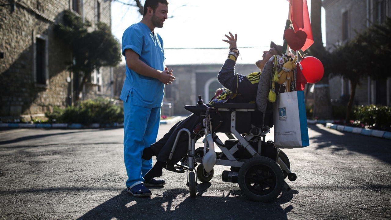 Müziği sesli bir şekilde dinleyen Esenyel, genelde Ankara havası müziklerini açıp, etrafa neşe saçıyor.