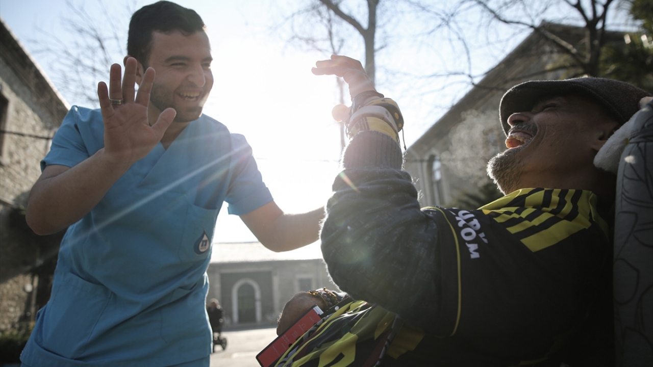 Esenyel`den sorumlu hemşire Ahmet Sönmez, 12 yıldır kurumda çalıştığını, çalıştığı günden bugüne kadar Esenyel`i tanıdığını söylüyor. 