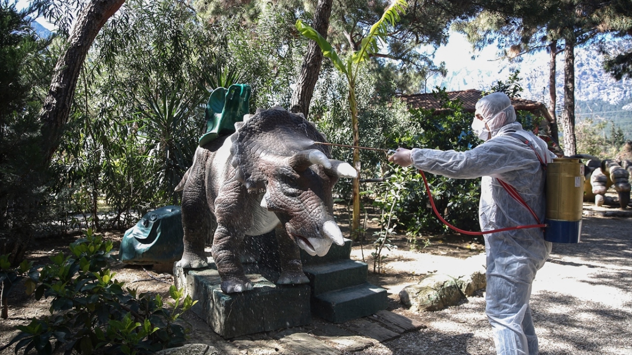 Her yıl milyonlarca turistin ziyaret ettiği "turizmin başkenti" olarak nitelendirilen Antalya`da, Kovid-19 önlemleri kapsamında ortak kullanım alanlarında ilaçlama çalışmaları sürüyor.