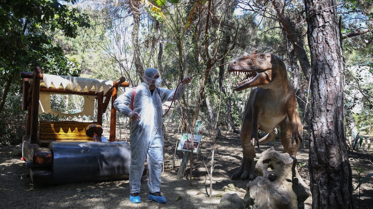 Ziyaretçilerin gün boyu vakit geçirdiği tesisin bilet gişeleri, dinlenme ve restoran alanları, çocuk oyun grupları ile park içerisinde yer alan dinozor maketleri dezenfekte edildi.
