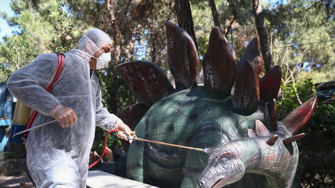 Bundan sonraki süreçte dezenfeksiyon işleminin belirli periyotlarda yapılacağını aktaran Feride Uygur, alanda yapacakları çalışmalarla misafirlerini virüse karşı korunma yöntemleriyle ilgili bilgilendireceklerini de dile getirdi.