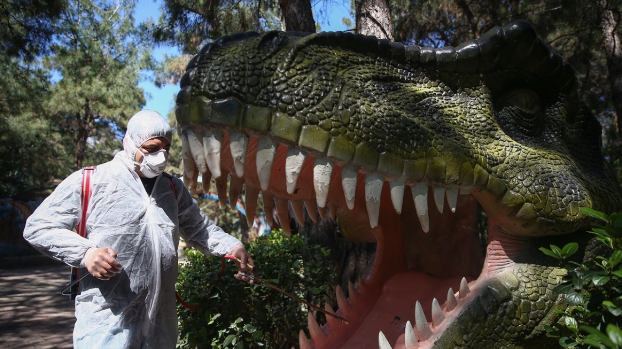 Parkın dezenfeksiyon işlemlerinde danışmanlık yapan eczacı Nilhan Erkan ise parkın açık, havadar ve güneş gören bir alanda kurulu olmasının bir avantaj olduğunu söyledi.