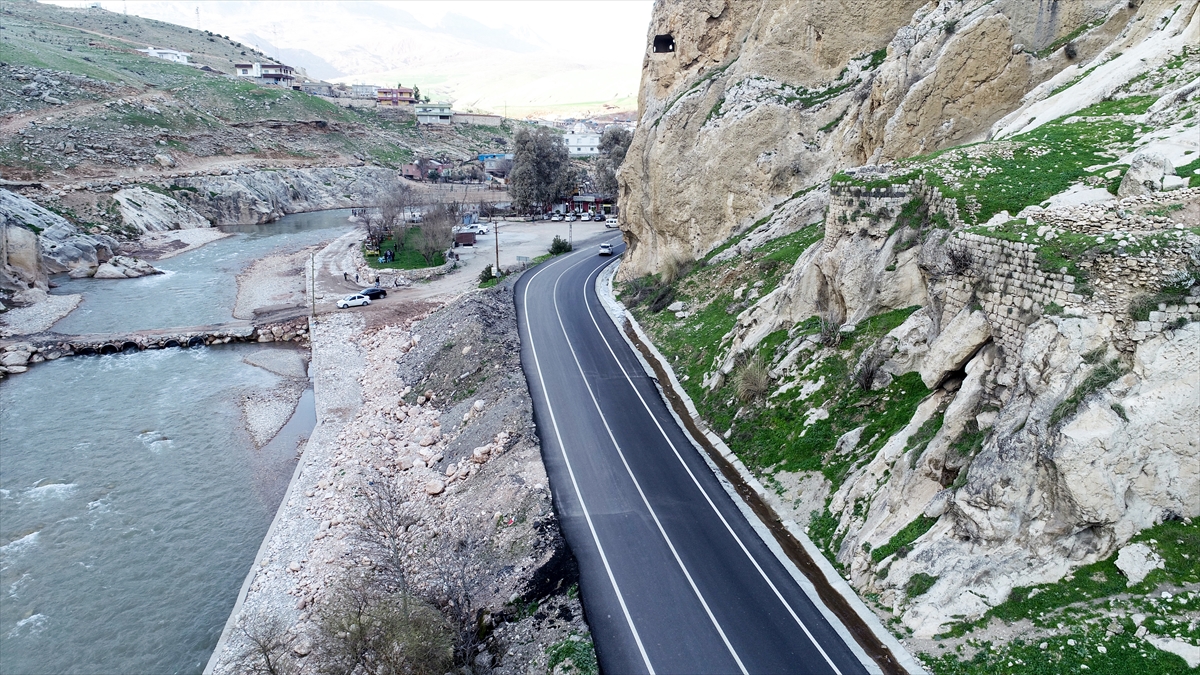 Trabzon`dan gelerek ailesiyle boğazı gezen Köksal Danışmaz ise sık sık ziyaret ettikleri bölgede gezilecek çok yerin olduğunu söyledi.