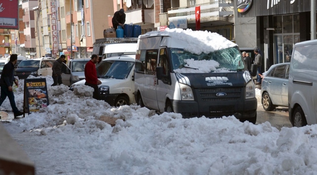 Karsta çatıdan düşen kar iki araçta hasara neden oldu