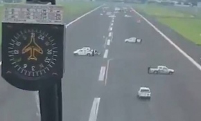 Ekvador'da uçakları engellemek için polis arabaları piste park edildi