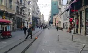 Koronavirüs nedeniyle boş kalan İstiklal Caddesi'nde top oynadılar