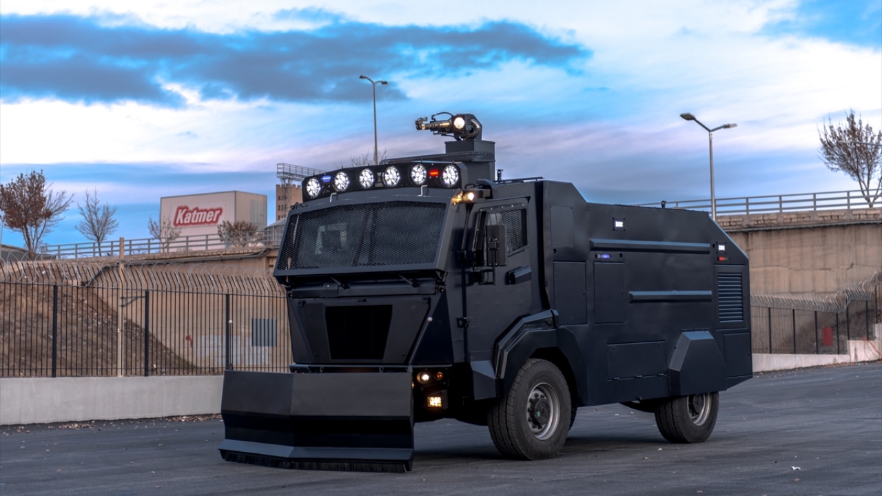 Saatte 110 kilometre hıza ulaşabilen araç, 750 kilometre menzile ve 5 bin litre su depolama kapasitesine sahip bulunuyor.