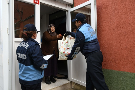 Pendikte yaşlıların market alışverişini zabıta ekipleri yapıyor