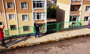 'Evde kal' önerisine uyup balkonda egzersiz yaptılar