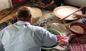 Eşi ile yufka açan adama destek mesajları yağdı