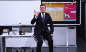 Bakan Selçuk ilk ders için TRT stüdyolarındaydı