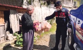 Sokağa çıkmalarına kısıtlama getirilenlere Jandarma yardım ediyor