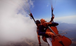 Aşık Veysel türküsünü çello ile gökyüzünde seslendirdi